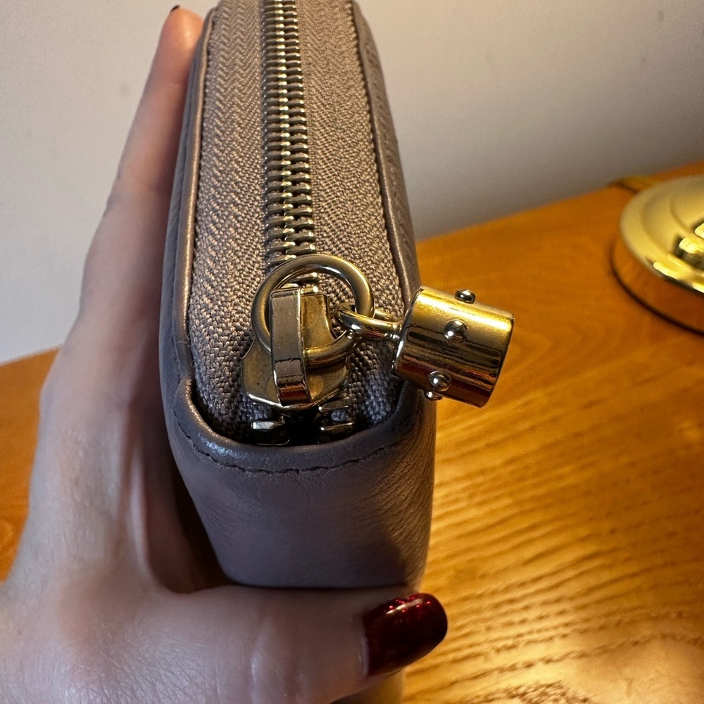 Gucci Mauve Leather Soho Zip Wallet - Picture 3 of 11
